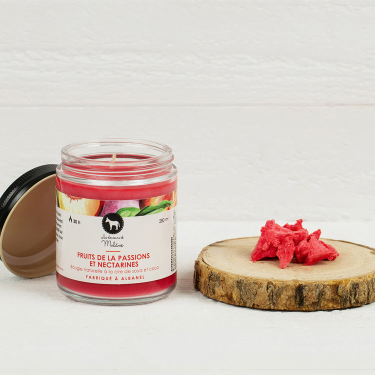 Bougie fruits de la passion et nectarines Mulâne en pot, avec couvercle et morceaux de cire rose