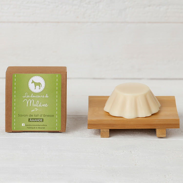 Savon amande Mulâne en forme de fleur, avec sa boîte verte