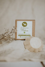 Savon exfoliant bergamote et thé blanc Mulâne en forme de fleur, avec sa boîte