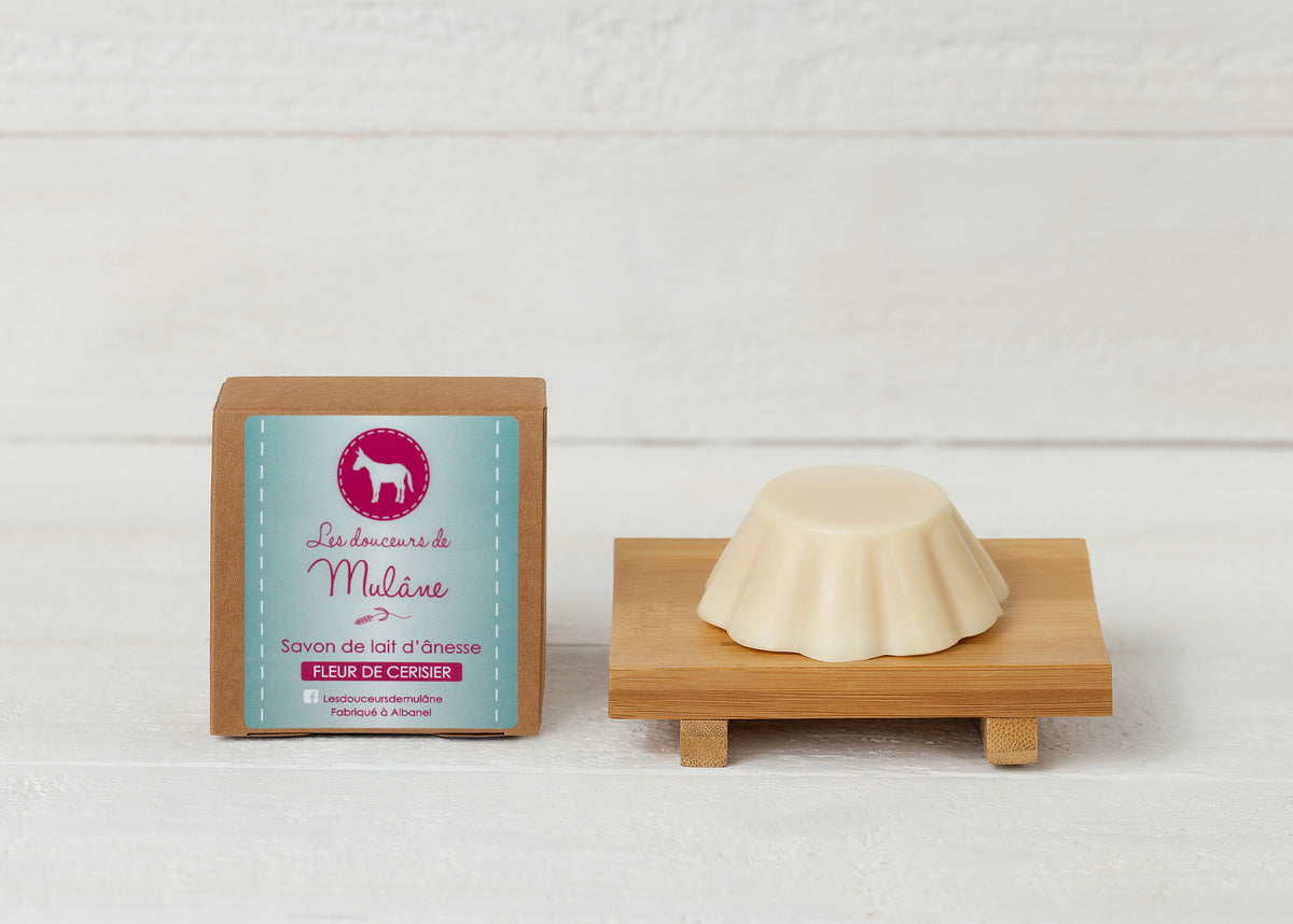 Savon fleur de cerisier Mulâne en forme de fleur, à côté de sa boîte