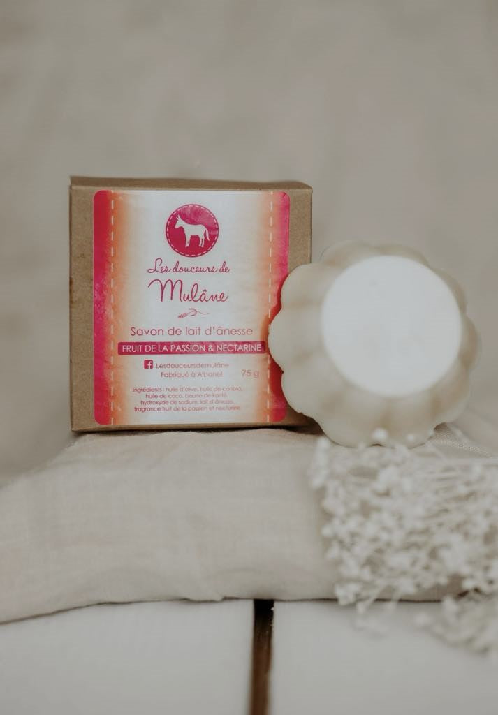 Savon fruits de la passion et nectarines Mulâne en forme de fleur, avec sa boîte