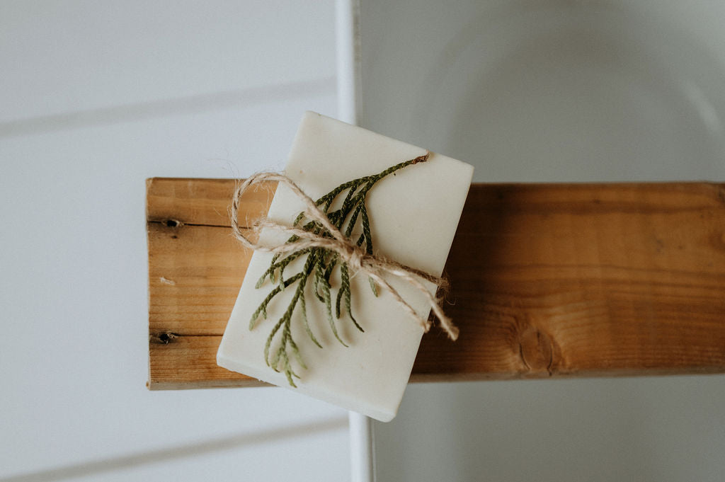 Savon Nature au cèdre Mulâne attaché avec une ficelle et une branche