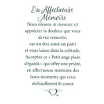 Message en français sur la carte de l’épinglette « En affectueuse mémoire ».