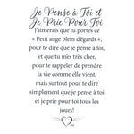 Message en français sur la carte de l’épinglette « Je pense à toi et je prie pour toi ».