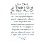 Message en français sur la carte de l’épinglette « Ma sœur, je pense à toi et je prie pour toi ».