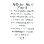 Message en français sur la carte de l’épinglette « Mille caresses et baisers ».
