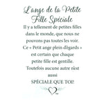 Message en français sur la carte de l’épinglette « Petite fille spéciale ».