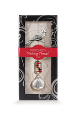 Fil à vœux Cardinal Eternity Crystal présenté dans sa boîte illustrée avec son cristal facetté.
