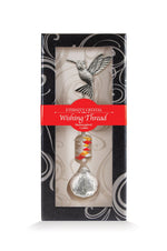 Fil à vœux Colibri Eternity Crystal présenté dans sa boîte illustrée avec son cristal facetté.