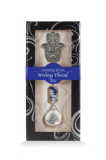 Fil à vœux Hamsa Eternity Crystal présenté dans sa boîte illustrée avec son cristal facetté.