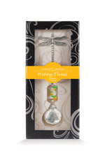 Fil à vœux Libellule Eternity Crystal présenté dans sa boîte illustrée avec son cristal facetté.