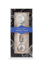 Fil à vœux Lune Eternity Crystal présenté dans sa boîte illustrée avec son cristal facetté.