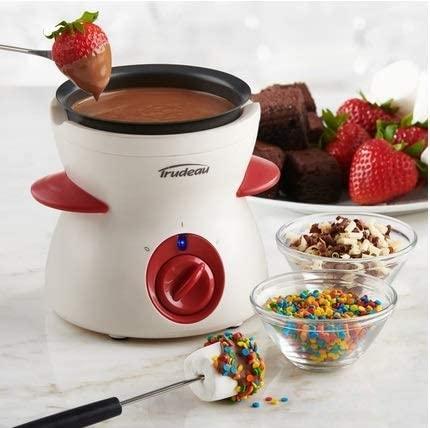Fondue au chocolat Trudeau servie avec des fraises et des garnitures
