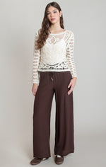 Haut au crochet boutonné Dex, coloris écru, vêtement porté en tenue