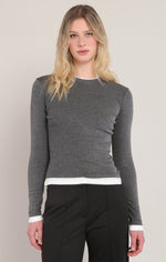 Haut effet superposé Dex, coloris gris charbon avec bordures blanches, vêtement porté en tenue