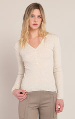 Haut en tricot côtelé Dex, coloris crème, vêtement porté