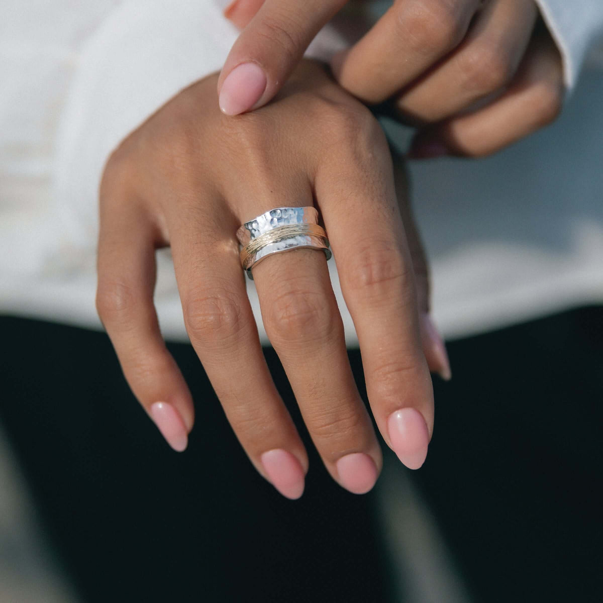 Bague de méditation Heaven – MeditationRings – portée au doigt
