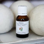 Petit flacon parfumé Dot & Lil près de boules de séchage