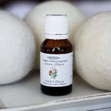 Petit flacon parfumé Dot & Lil près de boules de séchage