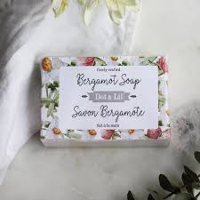 Savon à la bergamote Dot & Lil dans son emballage fleuri