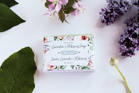Savon fleuri Dot & Lil près d’un bouquet de lilas