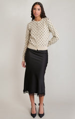 Jupe en satin et dentelle Dex, coloris noir, vêtement porté en tenue