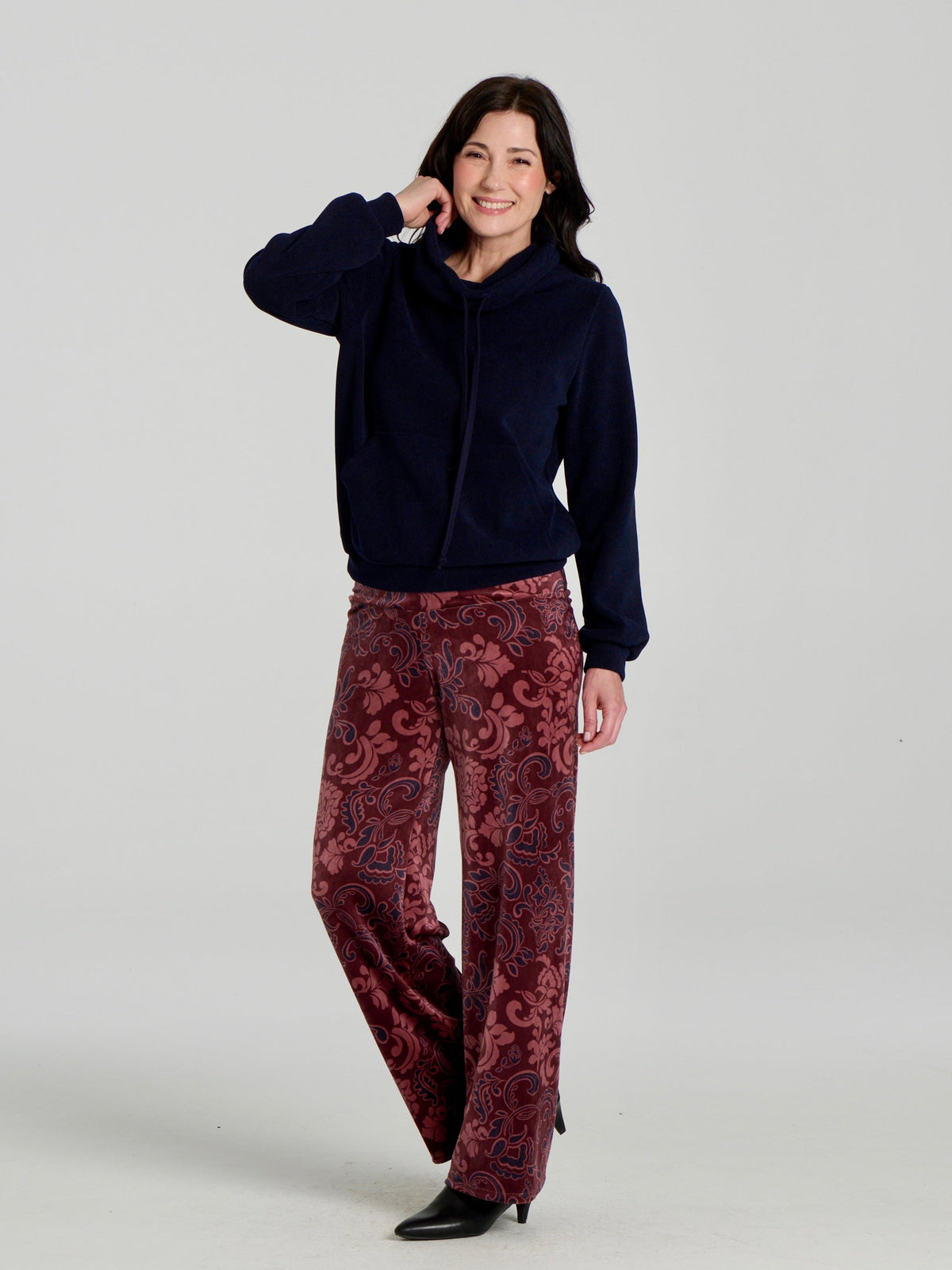 Chandail Ramos marine porté avec un pantalon à motifs bourgogne