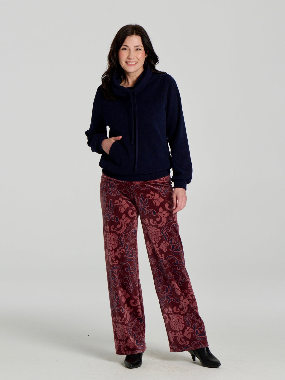 Chandail Ramos marine de Kollontaï, silhouette de face avec pantalon imprimé