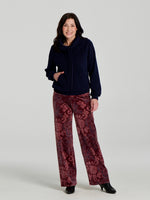 Chandail Ramos marine de Kollontaï, silhouette de face avec pantalon imprimé