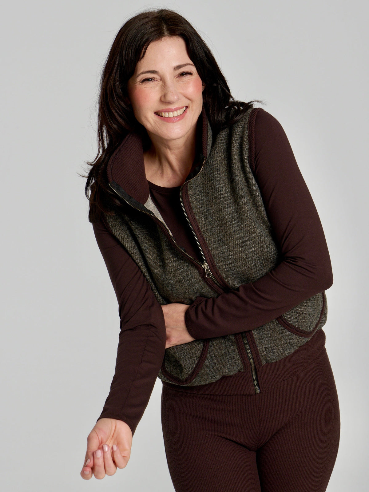 Veste sans manches Leanne chocolat Kollontaï, portée, détail des poches arrondies