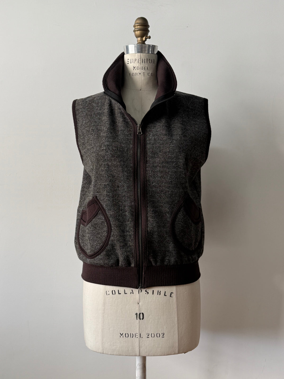 Veste sans manches Leanne chocolat Kollontaï, sur mannequin, vue de face