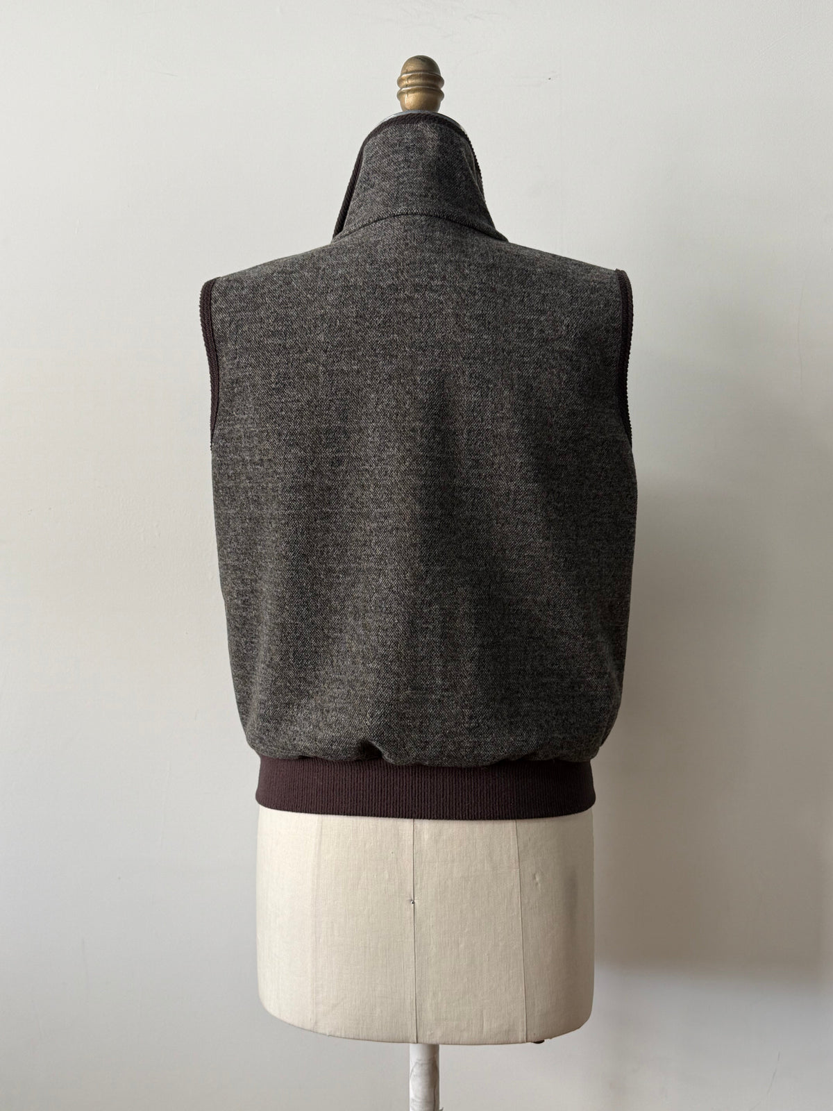 Veste sans manches Leanne chocolat Kollontaï, sur mannequin, vue de dos