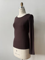 Chandail Loretto chocolat Kollontaï, sur mannequin, vue de trois quarts