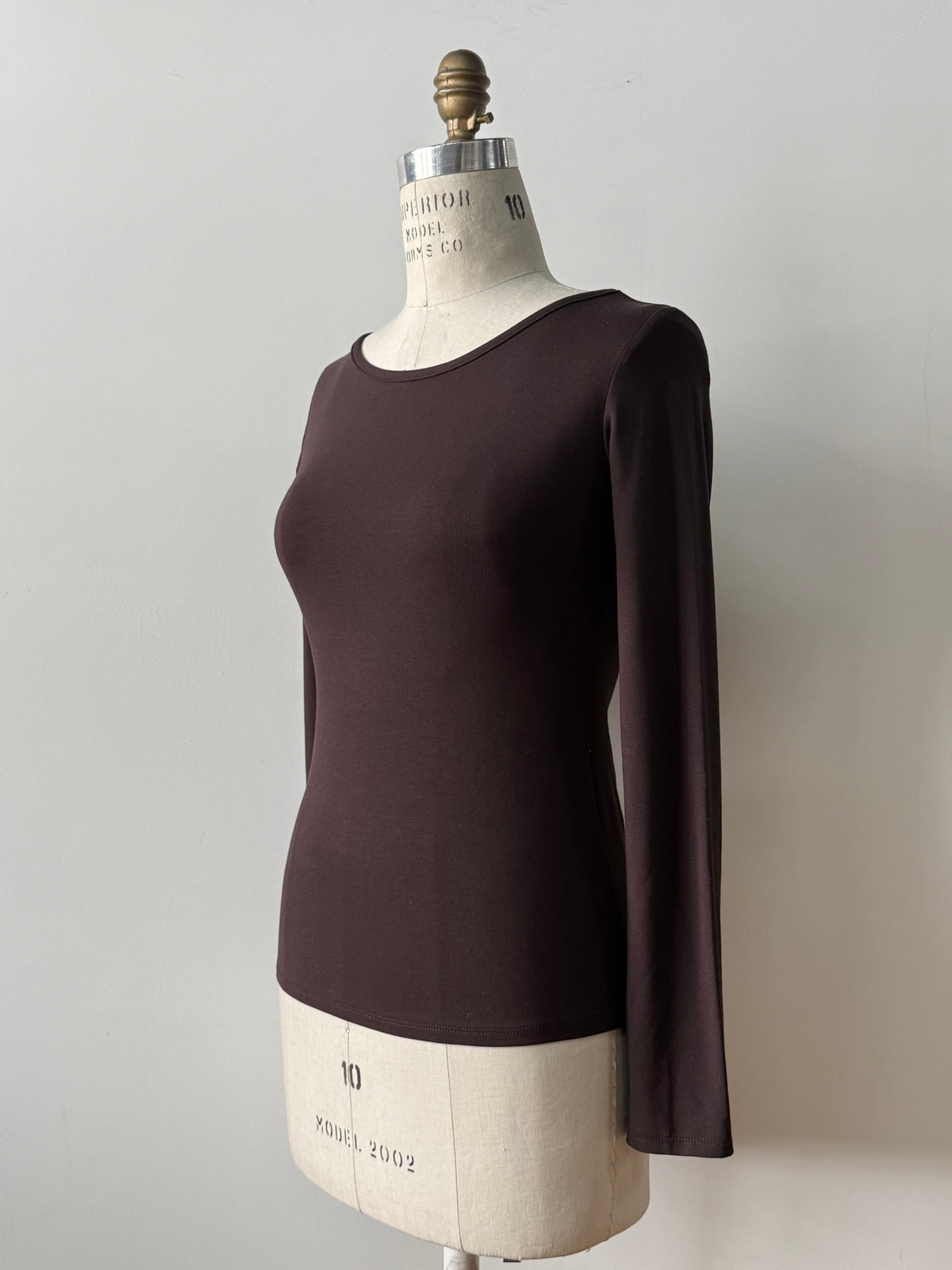 Chandail Loretto chocolat Kollontaï, sur mannequin, vue de trois quarts