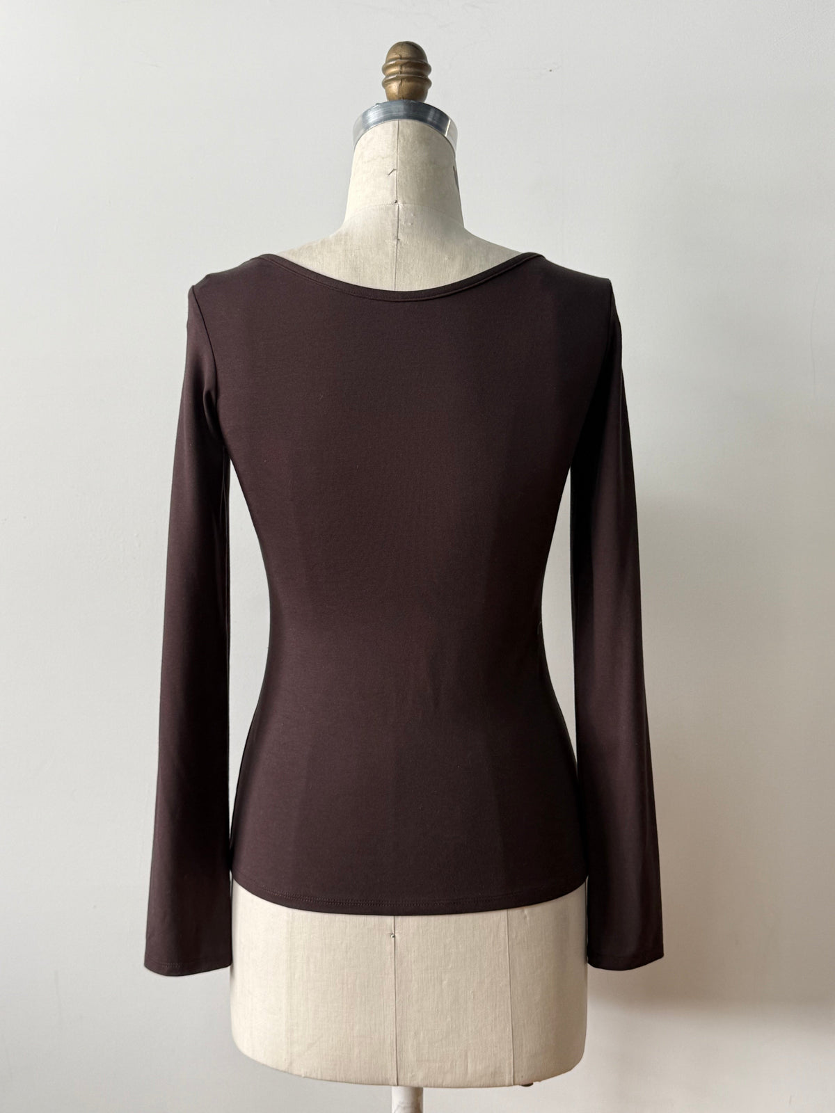 Chandail Loretto chocolat Kollontaï, sur mannequin, vue de dos