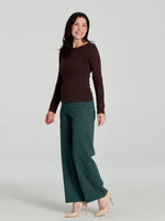 Chandail Loretto chocolat Kollontaï, porté avec un pantalon vert