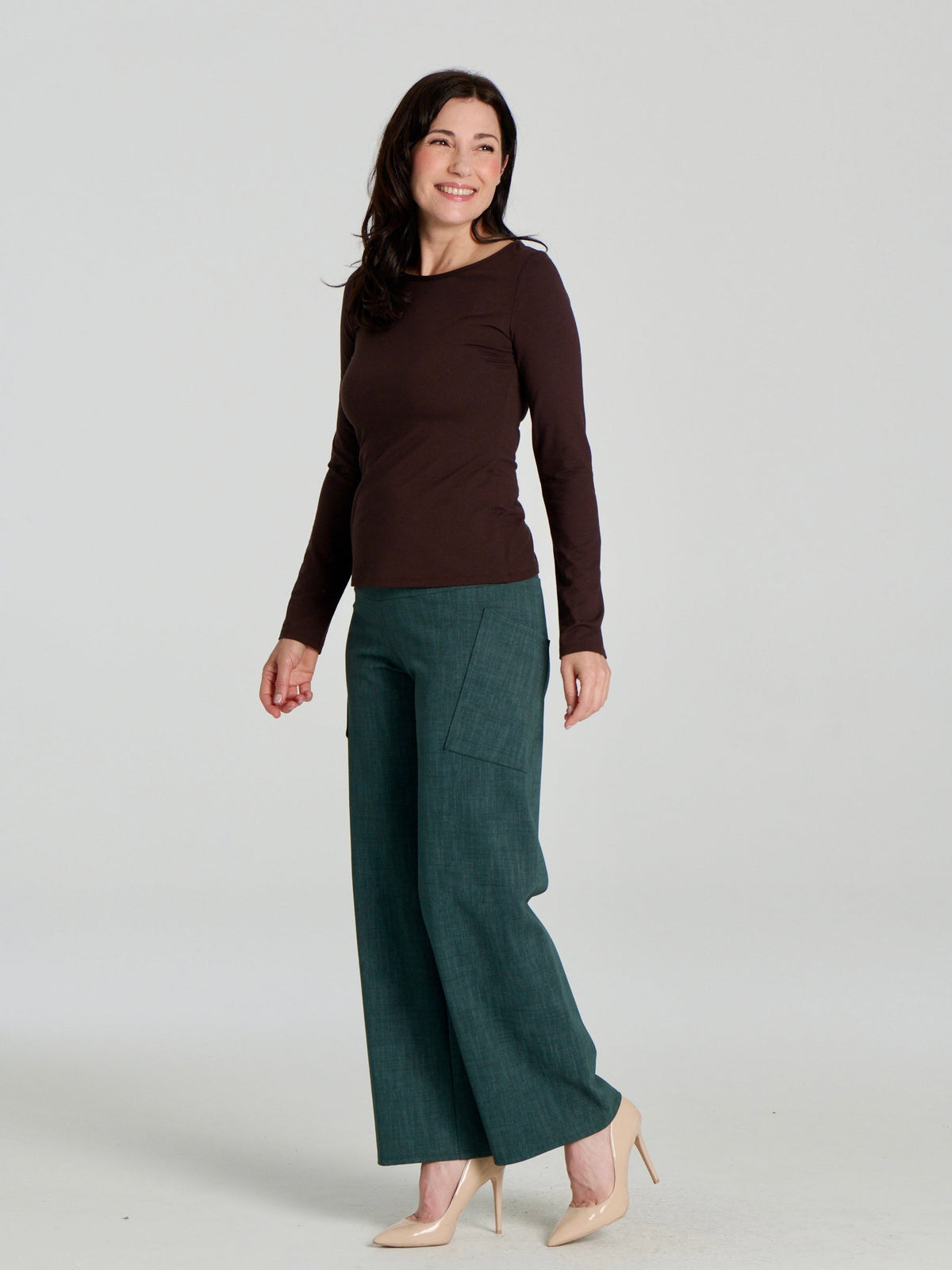 Chandail Loretto chocolat Kollontaï, porté avec un pantalon vert