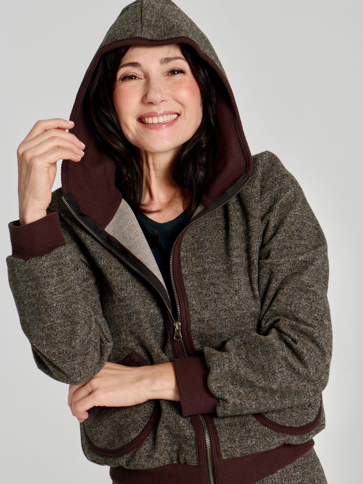 Veste à capuche Lucien chocolat Kollontaï, portée, détail de la capuche et des poches