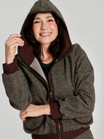 Veste à capuche Lucien chocolat Kollontaï, portée, détail de la capuche et des poches