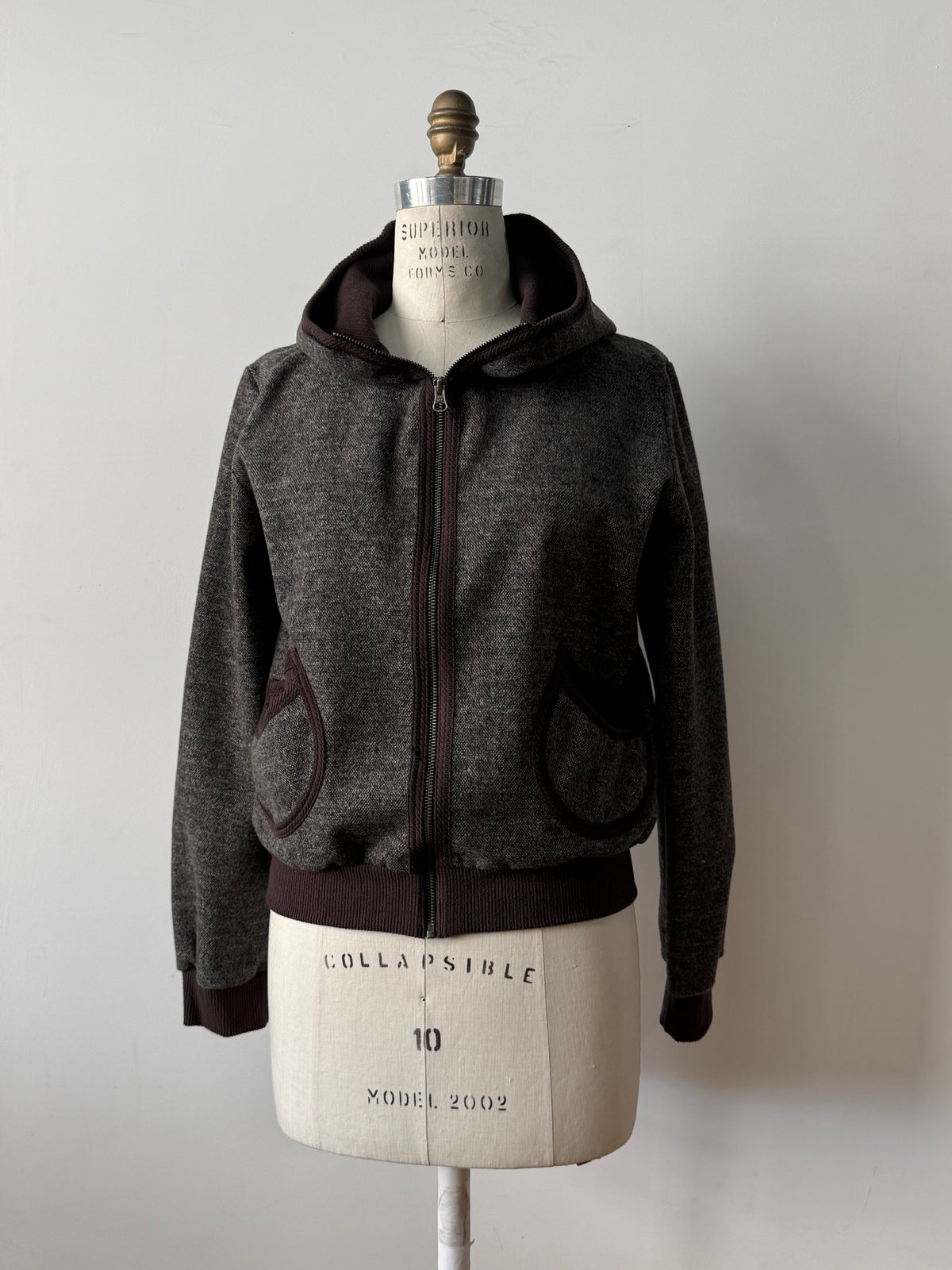 Veste à capuche Lucien chocolat Kollontaï, sur mannequin, vue de face