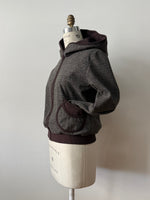 Veste à capuche Lucien chocolat Kollontaï, sur mannequin, vue de trois quarts