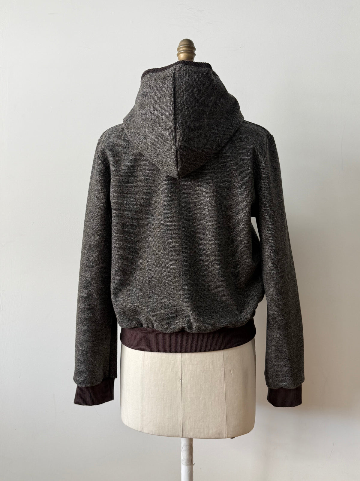 Veste à capuche Lucien chocolat Kollontaï, sur mannequin, vue de dos