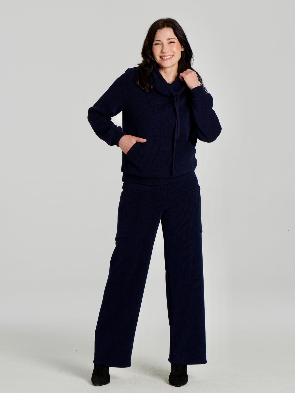 Pantalon Lorenzo marine de Kollontaï porté avec le chandail Ramos, silhouette complète