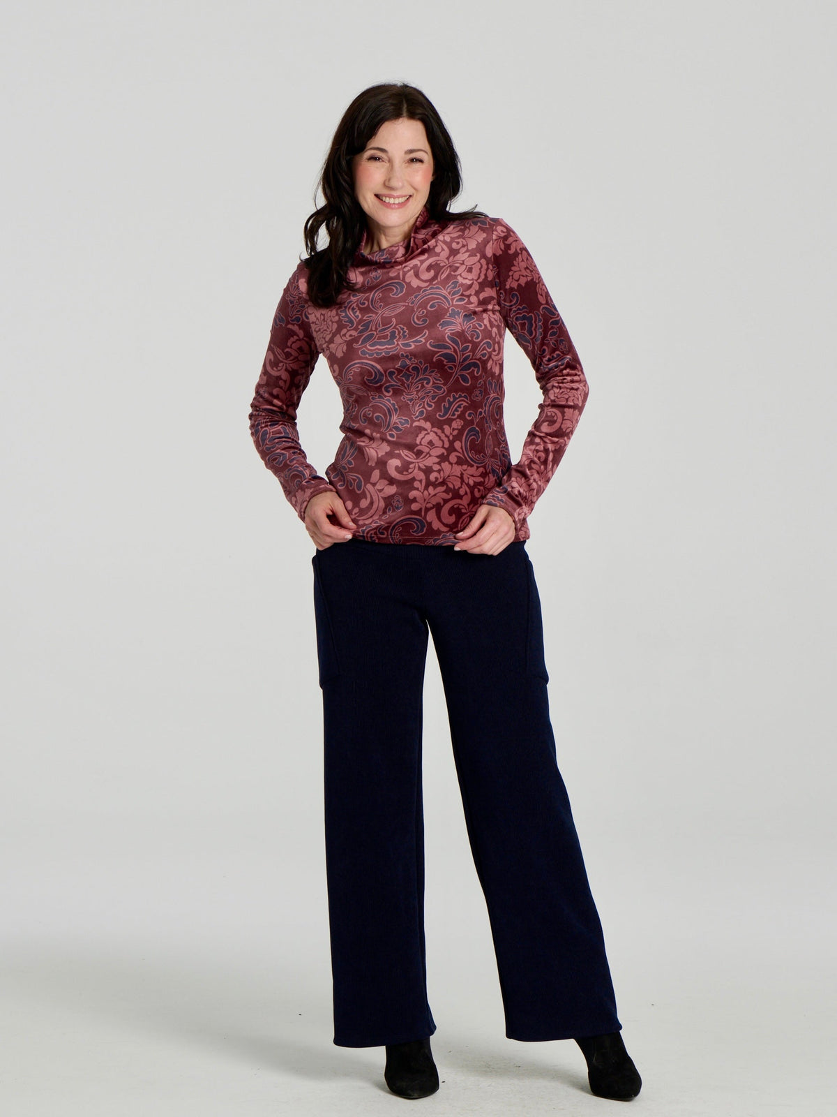 Pantalon Lorenzo marine porté avec un chandail à motifs bourgogne