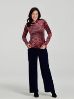 Pantalon Lorenzo marine porté avec un chandail à motifs bourgogne