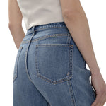 Vue arrière du jean taille haute La Maison du Bleuet Isbister en denim indigo moyen avec poches classiques
