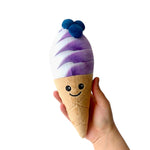Peluche La Maison du Bleuet en forme de cornet de crème glacée violet et blanc avec des myrtilles et un visage souriant