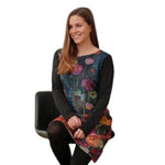 Femme portant la robe La Maison du Bleuet Mistassini à imprimé floral artistique avec manches noires en micropolaire