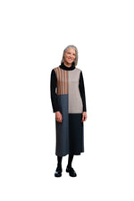 Femme souriante portant la robe 7/8 La Maison du Bleuet noire et rayée à col roulé et découpes asymétriques