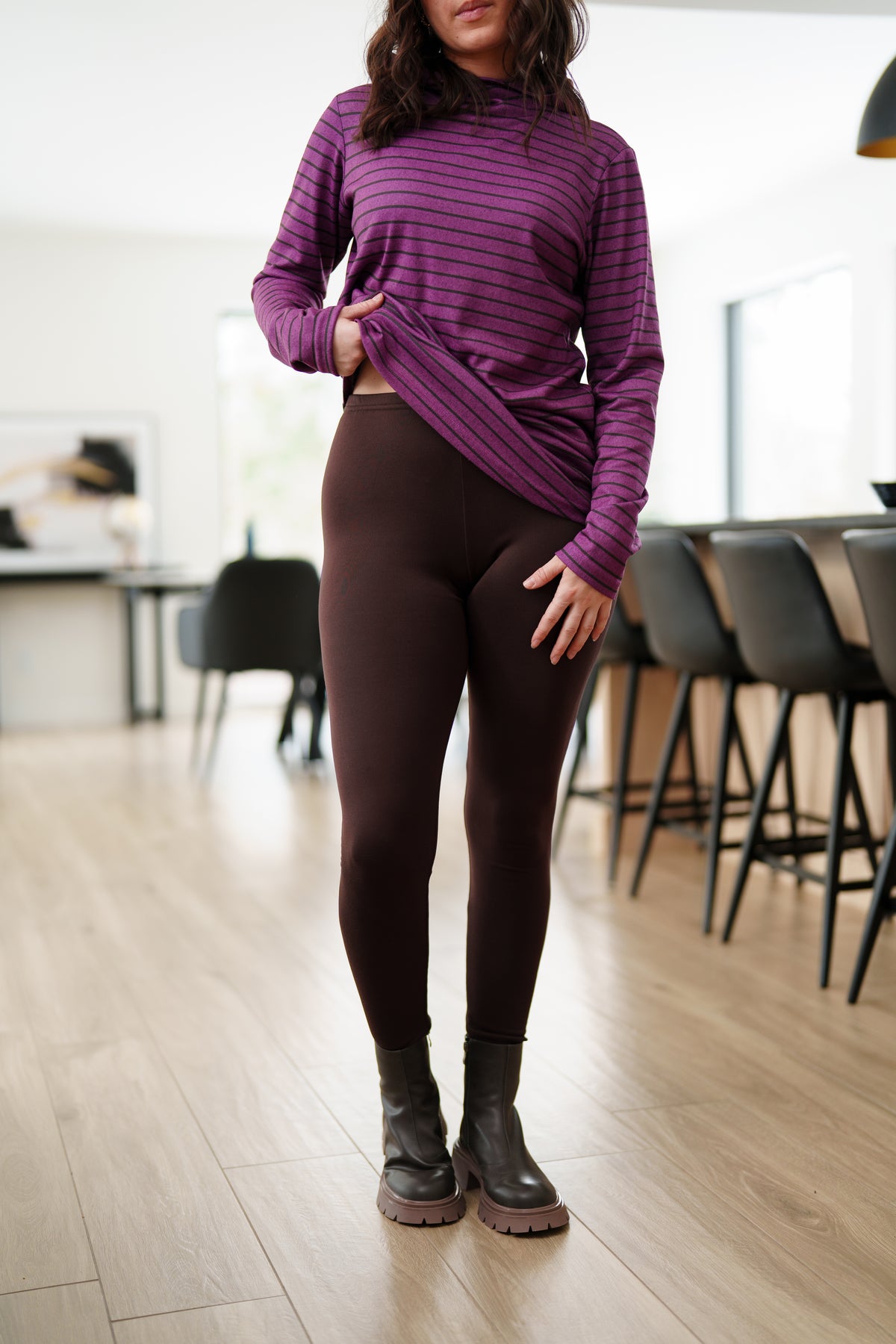 Legging Magog – Brun chocolat – vue en pied – Rien ne se perd, tout se crée